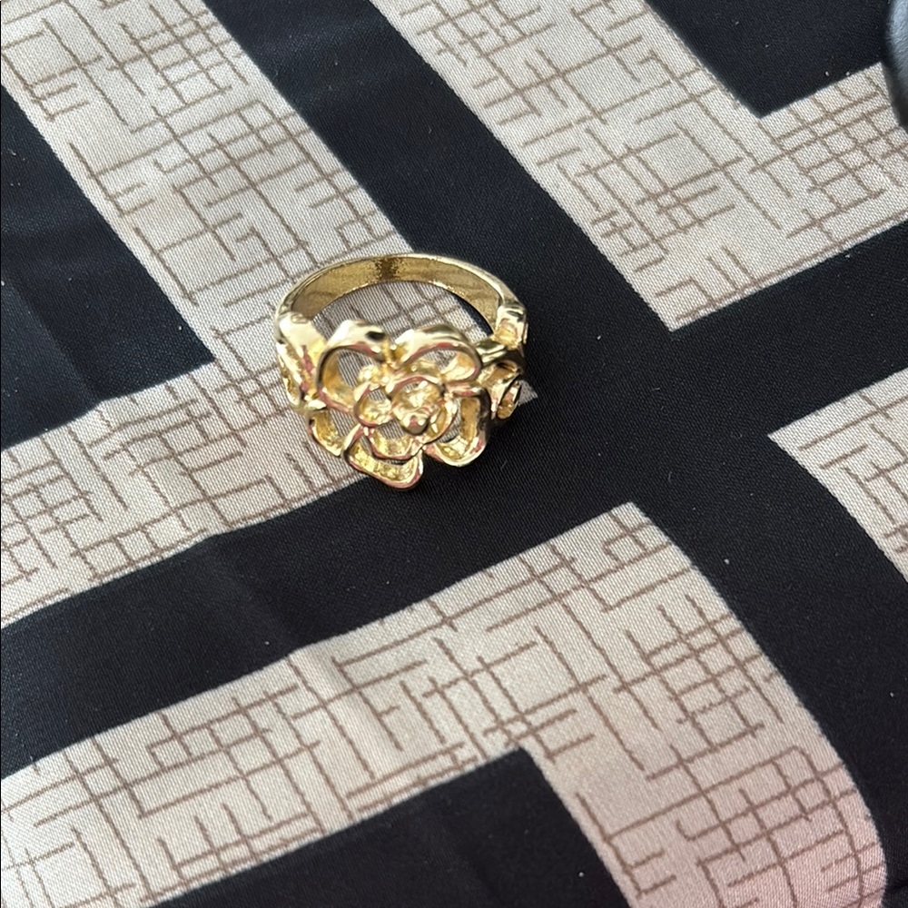 Size 7 Gold Camellia Flower Ring - Picture 3 of 3